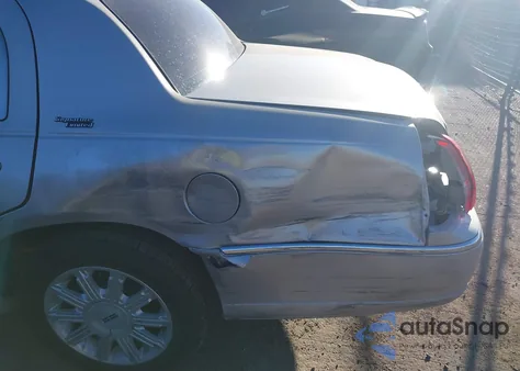 2009 Lincoln Town Car Signature Limited from USA, damaged, VIN 2LNHM82V89X617073